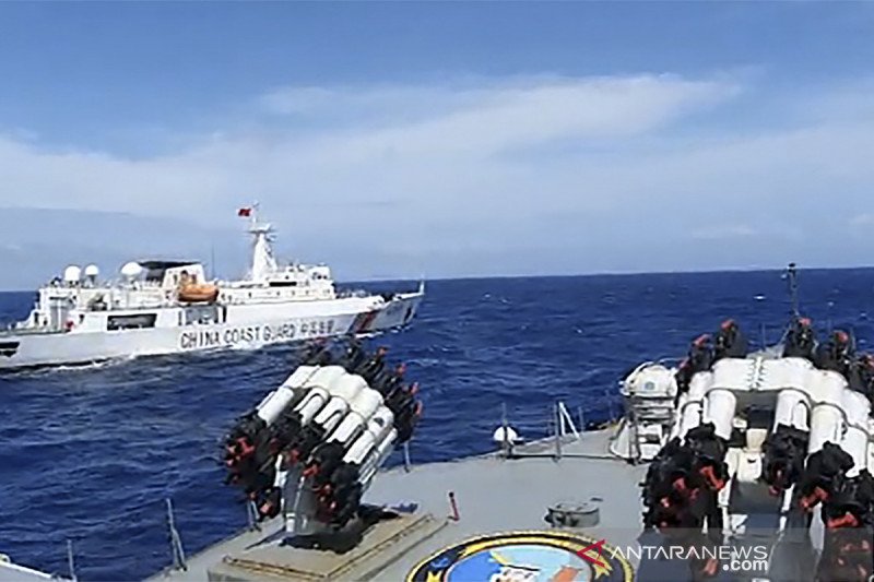 Dokumentasi tangkapan layar video KRI Tjiptadi-381 yang beroperasi di bawah kendali Gugus Tempur Laut Komando Armada I TNI AL menghalau kapal Penjaga Pantai China saat melakukan patroli di Laut Natuna Utara, Kepulauan Riau. Foto diambil tanggal 30 Desembe