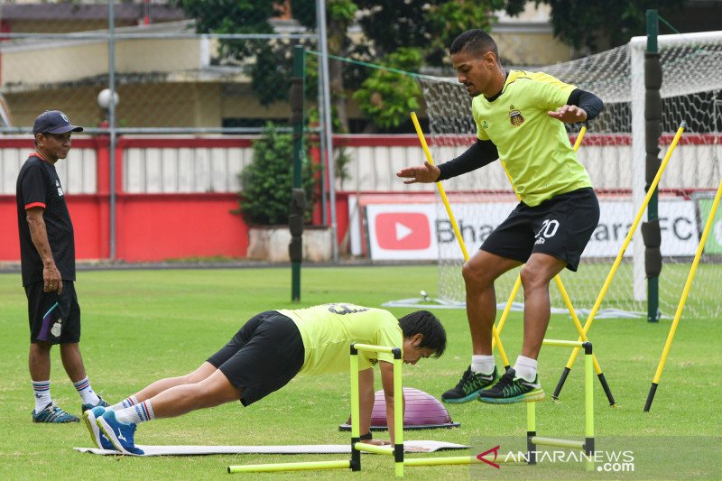 Pesepak bola Bhayangkara FC Renan Da Silva (kanan) dan Lee Yoo Joon (tengah) berlatih secara mandiri di Stadion PTIK, Jakarta, Senin (22/6/2020). Sebanyak lima pesepak bola Bhayangkara FC itu berlatih secara mandiri saat masa pandemi COVID-19 untuk menjag