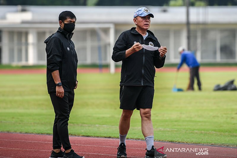 Ketua Umum PSSI Mochamad Iriawan (kanan) berbincang dengan Direktur Teknik PSSI Indra Sjafri (kiri) saat menyaksikan pesepak bola Timnas U-19 yang berlatih di Stadion Madya, Kompleks Gelora Bung Karno Senayan, Jakarta, Selasa (17/11/2020). Sebanyak 38 pem