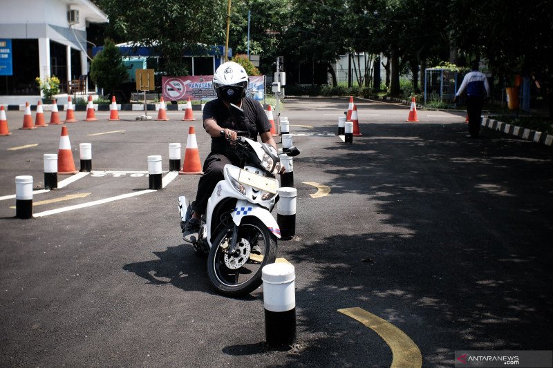 Pemohon mengikuti ujian praktik Surat Izin Mengemudi (SIM) di Satuan Penyelenggara Administrasi (Satpas) SIM Daan Mogot, Jakarta, Selasa (12/5/2020). ANTARA FOTO/Rivan Awal Lingga/wsj