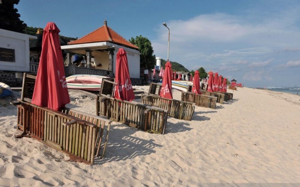 Suasana kawasan wisata Pantai Pandawa yang lengang saat penutupan sementara di Badung, Bali, Sabtu (21/3/2020). ANTARA FOTO/Fikri Yusuf/pras.