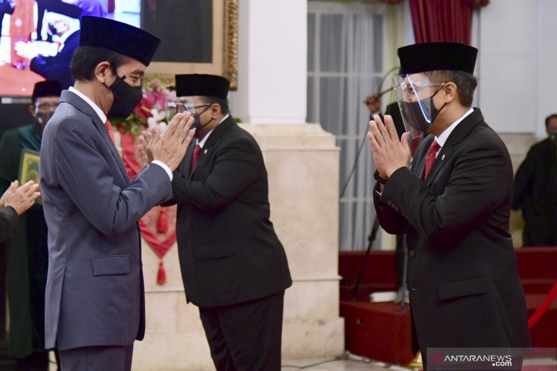 Presiden Joko Widodo (kiri) memberikan ucapan selamat kepada Menteri Kesehatan Budi Gunadi Sadikin (kanan) saat upacara pelantikan menteri Kabinet Indonesia Maju di Istana Negara, Jakarta, Rabu (23/12/2020). ANTARA FOTO/BPMI Setpres/Muchlis Jr/hma/hp.