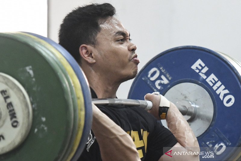 Lifter putra Indonesia Eko Yuli Irawan saat menjalani pemusatan latihan nasional (Pelatnas) Angkat Besi di Mess Kwini, Jakarta, Selasa (7/1/2020). ANTARA FOTO/Hafidz Mubarak A/ama.

