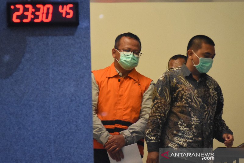 Menteri Kelautan dan Perikanan, Edhy Prabowo, mengenakan rompi tahanan seusai diperiksa di Gedung KPK, Jakarta, Rabu (25/11/2020). ANTARA FOTO/Indrianto E Suwarso
