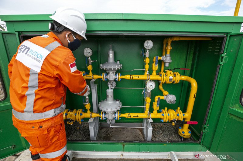 Ilustrasi: Petugas PT PGN melakukan pengecekan rutin stasiun pengaturan tekanan gas jaringan gas (jargas) pelanggan rumah tangga di Kawasan Batu Aji, Batam, Kepulauan Riau, Rabu (8/7/2020). ANTARA FOTO/M N Kanwa/foc.
