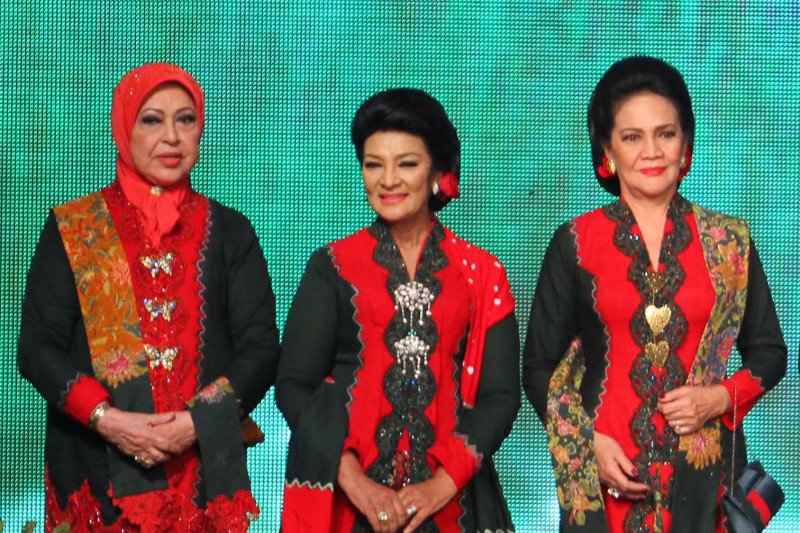 Farida Pasha (tengah) bersama Mieke Wijaya (kiri) dan Rina Hasyim. (ANTARA FOTO/Teresia May)


