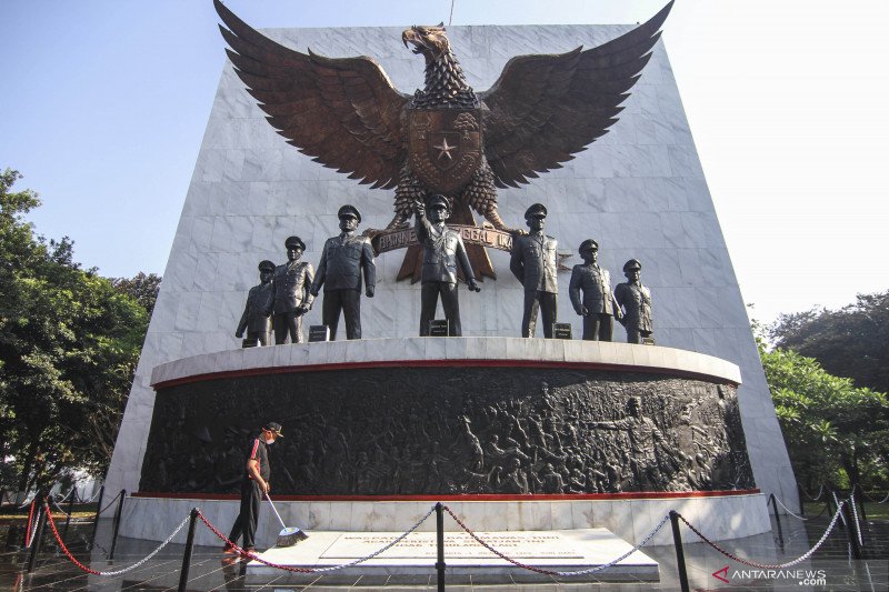 Petugas membersihkan area Monumen Pancasila Sakti di Lubang Buaya, Jakarta Timur, Rabu (30/9/2020). Peringatan Hari Kesaktian Pancasila akan diselenggarakan pada tanggal 1 Oktober 2020 di lokasi tersebut. ANTARA FOTO/Asprilla Dwi Adha/aww.

