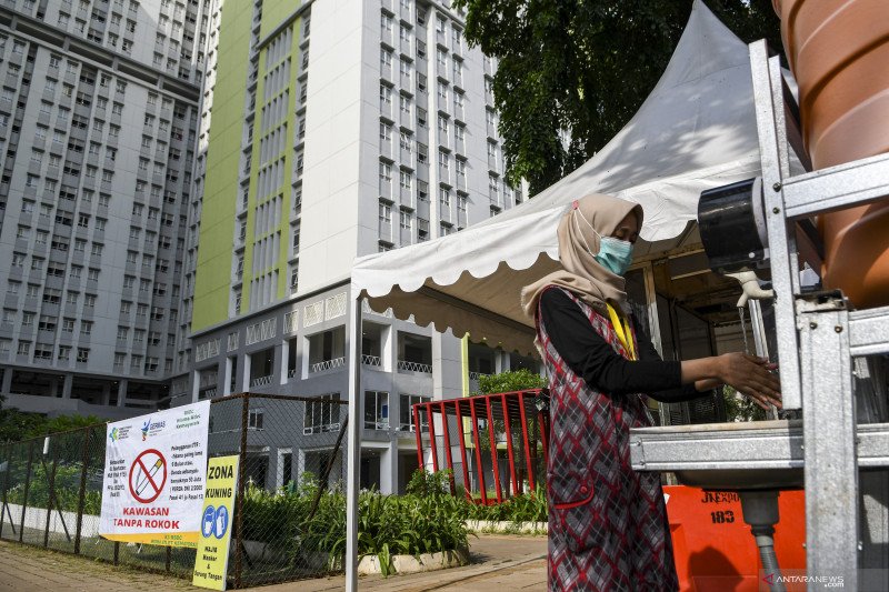 Seorang petugas tenaga kesehatan mencuci tangannya di Rumah Sakit Darurat COVID-19 Wisma Atlet Kemayoran di Jakarta, Kamis (12/11/2020). ant
