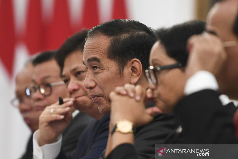 Presiden Joko Widodo (ketiga kanan) didampingi sejumlah menteri Kabinet Indonesia Maju menerima delegasi Asosiasi Indonesia-Jepang (JAPINDA) yang dipimpin mantan Perdana Menteri Jepang Fukuda Yasuo di Istana Merdeka Jakarta, Rabu (20/11/2019) silam. (FOTO