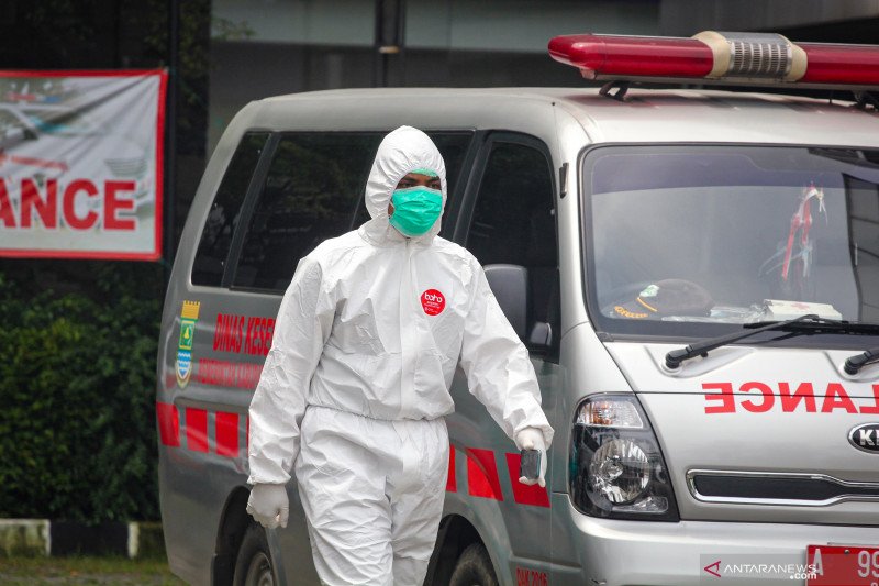Tenaga medis berjalan di depan Rumah Singgah Karantina COVID-19, Kabupaten Tangerang, Banten, Kamis (12/11/2020). Direktorat Jenderal Perbendaharaan Kementerian Keuangan melaporkan realisasi belanja kesehatan untuk insentif tenaga kesehatan mencapai Rp2,2