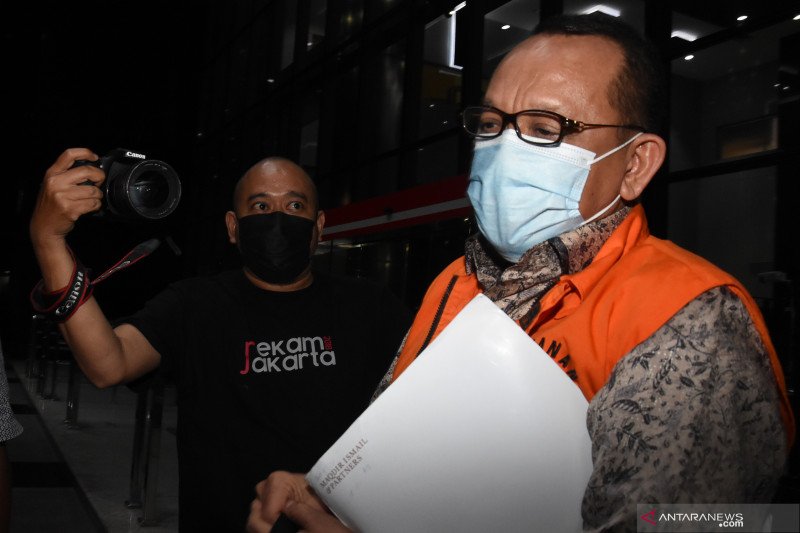 Terdakwa kasus suap dan gratifikasi penanganan perkara di Mahkamah Agung, Nurhadi (kanan) berjalan menuju mobil tahanan usai mengikuti sidang lanjutan secara virtual di Gedung KPK, Jakarta, Rabu (10/2/2021). ANTARA FOTO/Indrianto Eko Suwarso/rwa.

