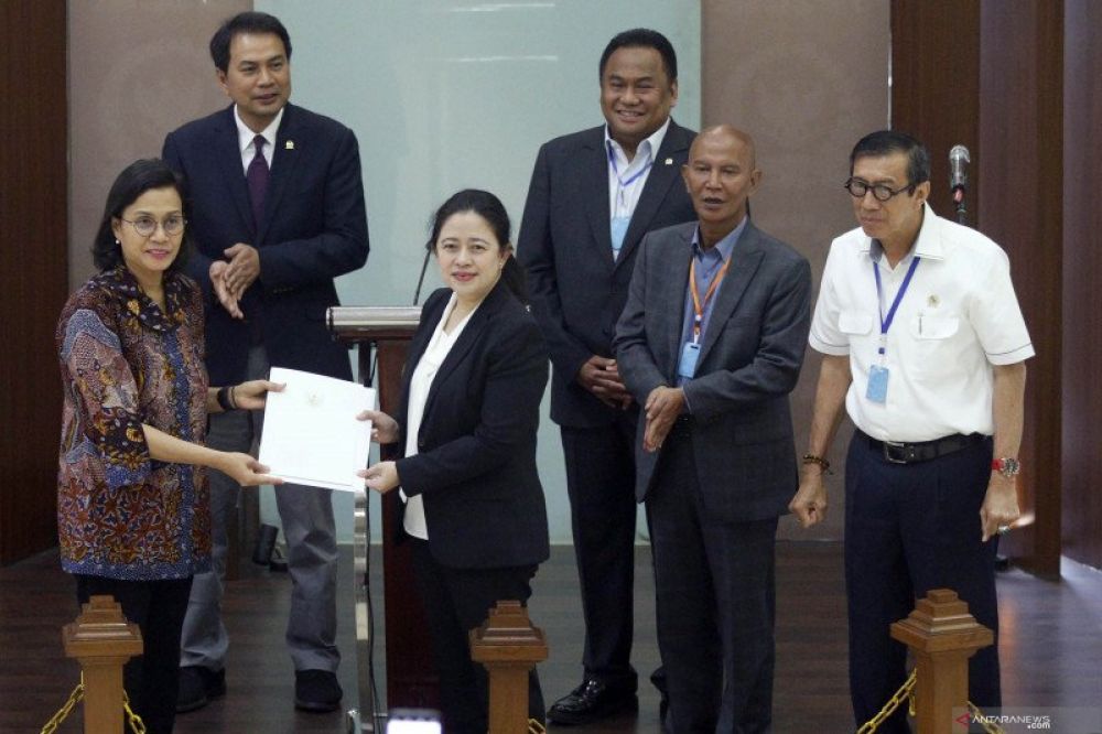 Ketua DPR Puan Maharani (tengah) bersama pimpinan DPR menerima Surat Presiden (Supres) untuk Perppu 1/2020 tentang Kebijakan Keuangan Negara dan Stabilitas Sistem Keuangan dari Menteri Keuangan Sri Mulyani (kiri) dan Menteri Hukum dan HAM Yasonna Laoly 
