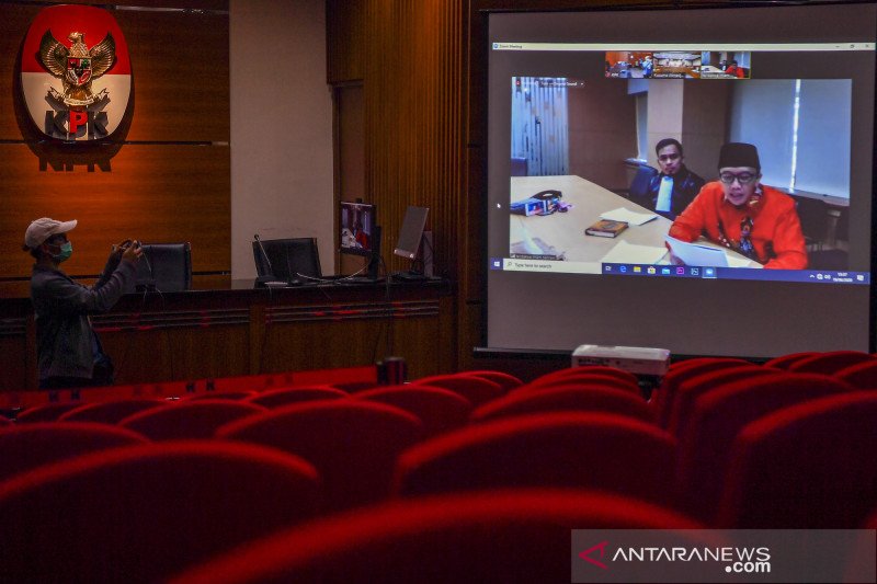 Terdakwa mantan Menteri Pemuda dan Olahraga Imam Nahrawi (kanan) menyampaikan nota pembelaan yang disiarkan secara "live streaming" dalam sidang lanjutan di gedung KPK, Jakarta, Jumat (19/6/2020). Sidang tersebut beragendakan pembacaan pledoi atau nota pe