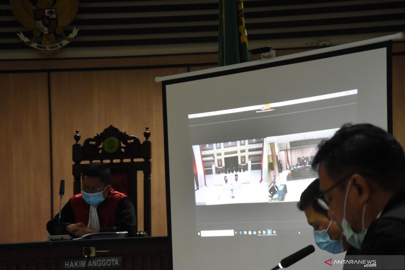 Suasana sidang lanjutan kasus penyiraman air keras terhadap penyidik KPK Novel Baswedan dengan terdakwa Ronny Bugis dan Rahmat Kadir Mahulette yang disiarkan secara "live streaming" di Pengadilan Negeri Jakarta Utara, Jakarta, Senin (15/6/2020). Sidang ya