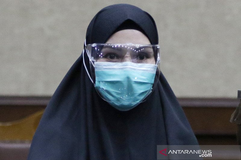 Terdakwa kasus penerimaan suap dari Djoko Tjandra terkait pengurusan fatwa Mahkamah Agung (MA), Pinangki Sirna Malasari berjalan usai menjalani sidang pembacaan putusan di Pengadilan Tipikor, Jakarta, Senin (8-2-2021). Mantan Kepala Subbagian Pemantauan d