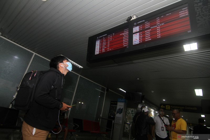Seorang jurnalis membaca informasi jadwal penerbangan di terminal kedatangan Bandara Supadio, Kabupaten Kubu Raya, Kalimantan Barat, Sabtu (9/1/2021). Basarnas Pontianak menyatakan pihaknya telah menyiapkan crisis center dan posko informasi di Bandara Sup