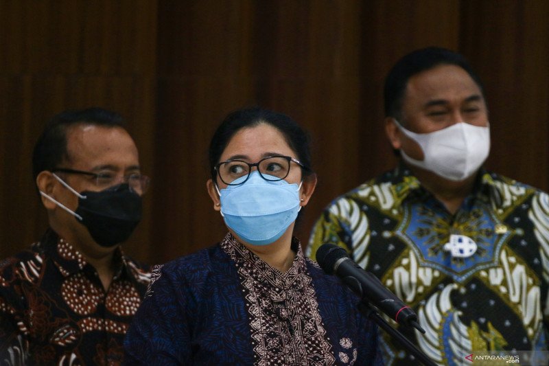 Ketua DPR Puan Maharani (tengah) didampingi Wakil Ketua DPR Rachmat Gobel (kanan) dan Menteri Sekretaris Negara Pratikno (kiri) membacakan surat presiden tentang calon Kapolri di Kompleks Parlemen, Senayan, Jakarta, Rabu (13/1/2021). Presiden Joko Widodo 