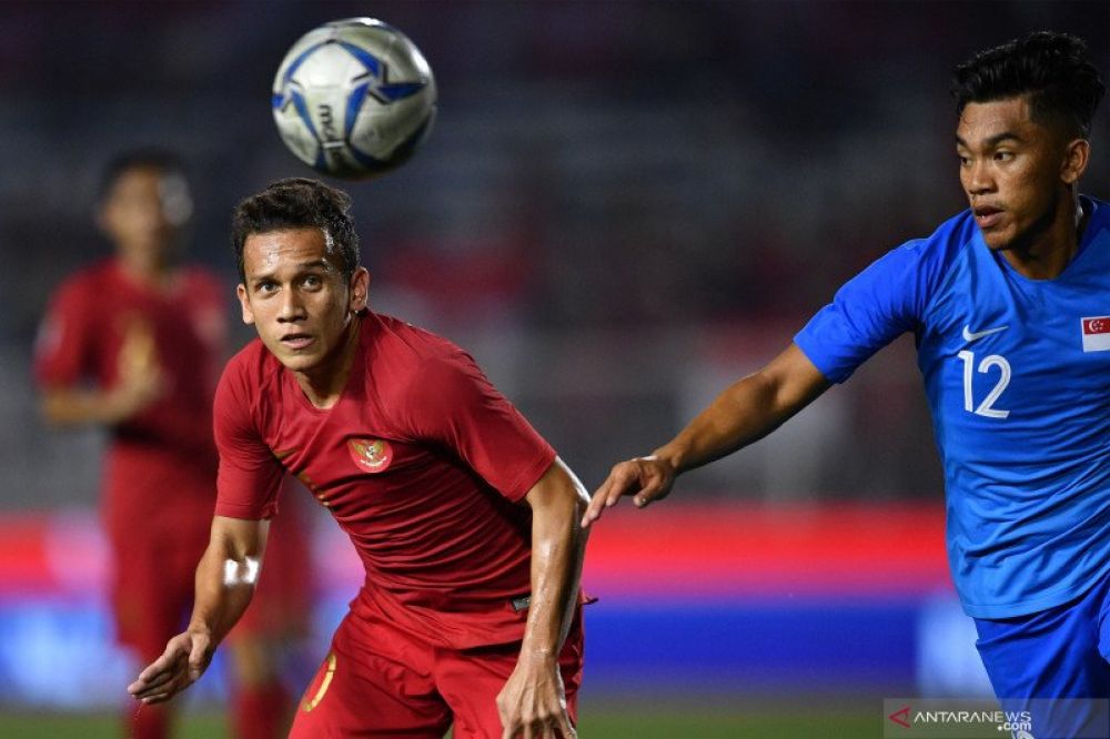 Pemain Timnas U-22 Indonesia Egy Maulana Vikri (kiri) mengejar bola dibayangi pemain Timnas Singapura Muhammad Syahrul Bin Sazali dalam pertandingan Grup B SEA Games 2019 di Stadion Rizal Memorial, Manila, Filipina, Kamis (28/11/2019). ANTARA FOTO/Sigid K
