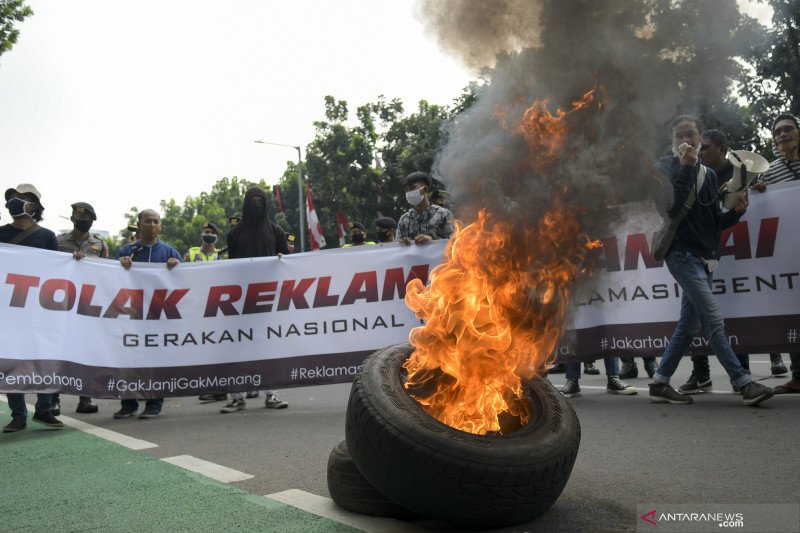 Massa yang tergabung dalam Gerakan Nasional Tolak Reklamasi (Gentar) Jakarta menggelar aksi unjuk rasa di depan gedung Balai Kota, Jakarta, Rabu (8/7/2020). ANTARA FOTO/Galih Pradipta/foc. (ANTARA FOTO/GALIH PRADIPTA