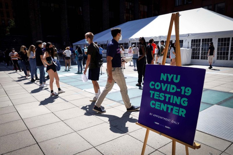 Warga memakai masker saat mengantre di lokasi uji penyakit virus corona (COIVD-19) disediakan bagi mahasiswa yang kembali, fakultas dan staf di kampus utama Universitas New York (NYU) di Manhattan, New York, Amerika Serikat, Selasa (18/8/2020). ANTARA FOT