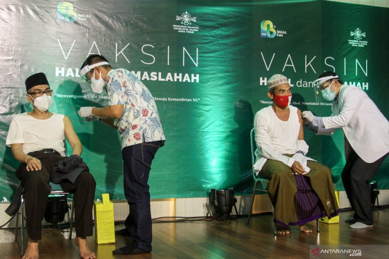 Arsip Foto. Petugas kesehatan memberikan suntikan vaksin COVID-19 ke tokoh agama di kantor Pengurus Wilayah Nahdlatul Ulama (PWNU) Jawa Timur di Surabaya, Jawa Timur, Selasa (23/2/2021). ANTARA FOTO/Umarul Faruq/wsj.

