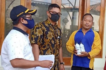 Dinsos beri paket sabun dan hand sanitizer ke pengurus masjid (Foto: HMP/Anton)

