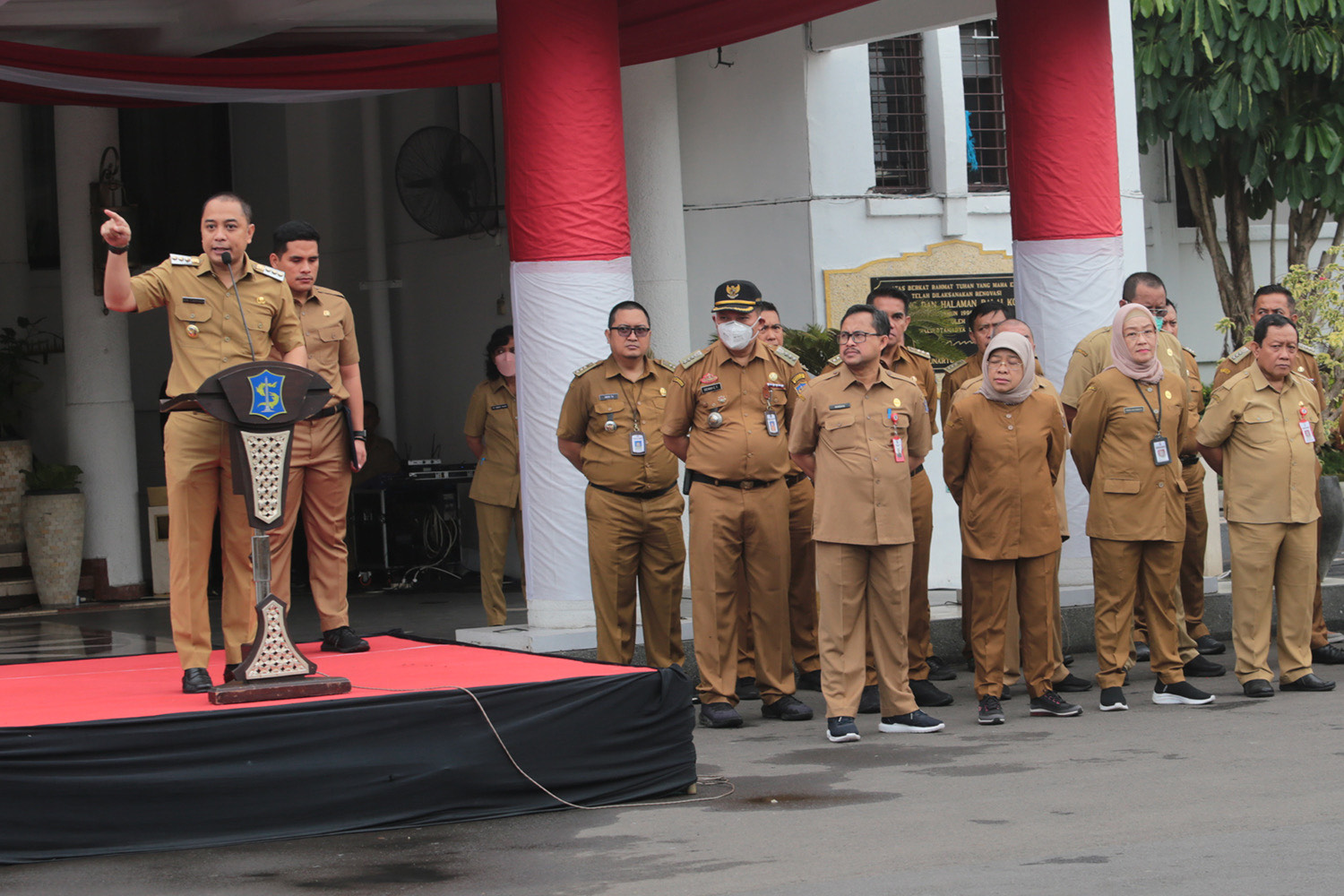 Wali Kota Surabaya Eri Cahyadi saat Apel Pengarahan Walikota kepada pegawai, lurah, dan camat di Halaman Balai Kota Surabaya, Senin (30/1/2023).
