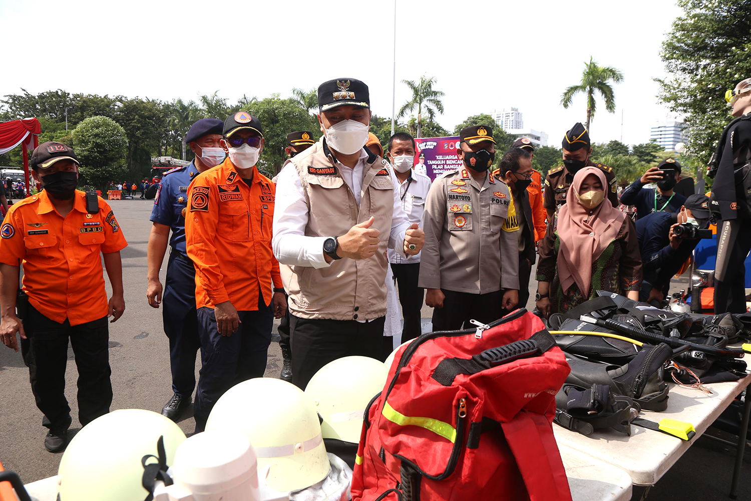 Walikota Surabaya Eri Cahyadi meninjau apel kesiapsiagaan bencana sekaligus simulasi penanganan bencana di halaman Balai Kota Surabaya, Selasa (26/4/2022).
