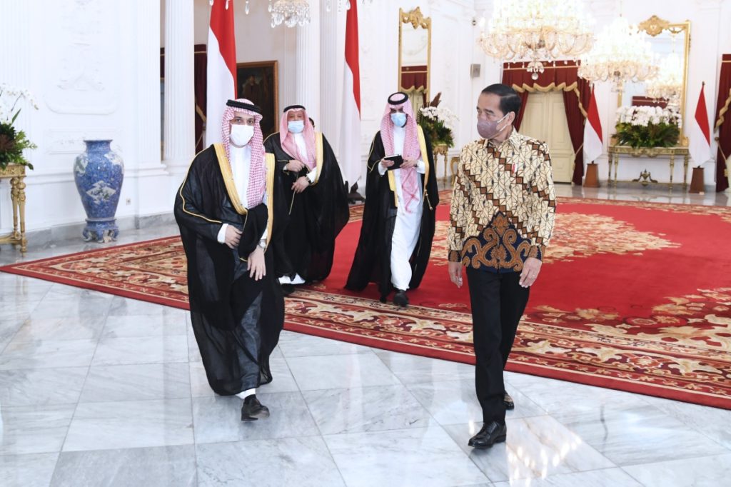 Presiden Jokowi menerima kunjungan kehormatan Menlu Kerajaan Arab Saudi, Pangeran Faisal Bin Farhan Al Saud, di Istana Merdeka, Jakarta, Selasa (07/06/2022). (Foto: BPMI Setpres/Lukas
