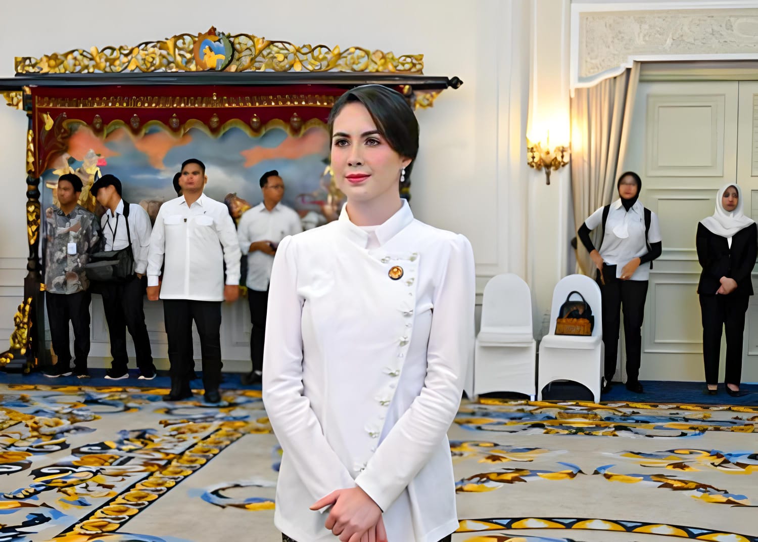 
Arumi Bachsin kembali dipercaya untuk memimpin Dewan Kerajinan Nasional Daerah (Dekranasda) Jawa Timur untuk periode 2025-2030. 
