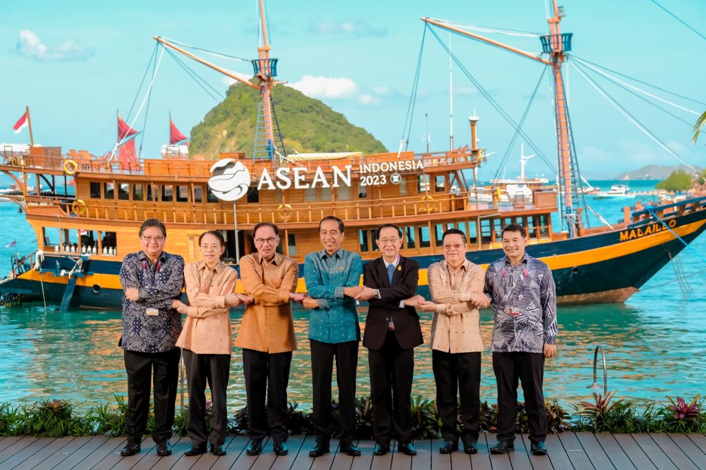 Sesi foto bersama KTT ke-15 IMT-GT, Kamis (11/05/2023), di Labuan Bajo. (Foto: ASEAN2023 Host Photographer)
