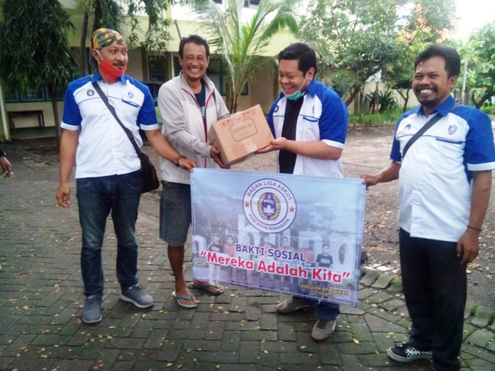 TETAP SEHAT YA: Ali Mashuda menerima paket sembako (dua dari kiri) dari Ketua Askot PSSI Surabaya Mauridz Bernard Pangkey. Turut mendampingi Ketua Badan Liga Achmad Yari (kiri).