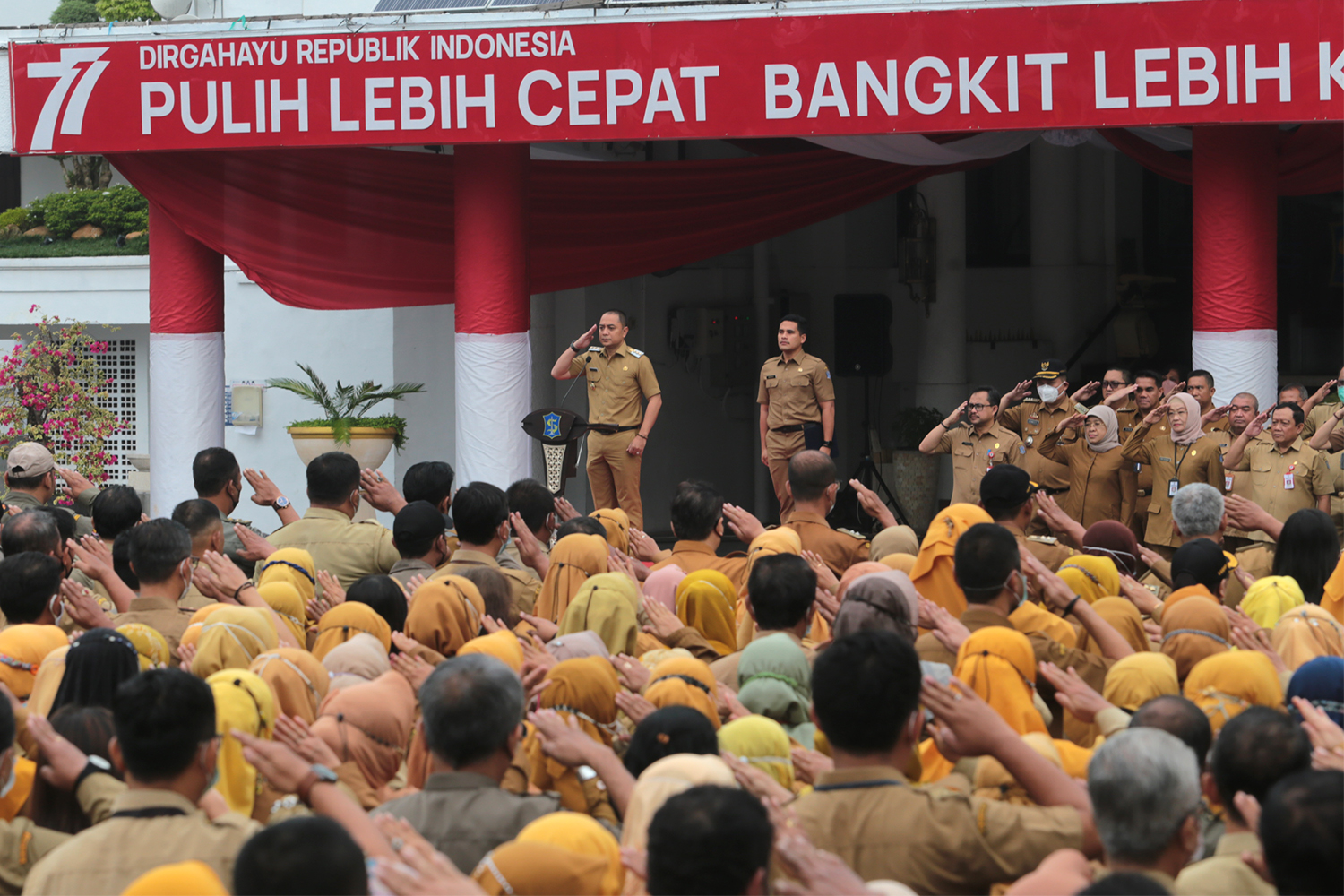 Pemerintah Kota (Pemkot) Surabaya mewacanakan pada tahun 2024 mendatang Aparatur Sipil Negara (ASN) bisa bekerja dari mana saja. Artinya, ASN tersebut tidak harus bekerja dan melayani masyarakat dari kantornya