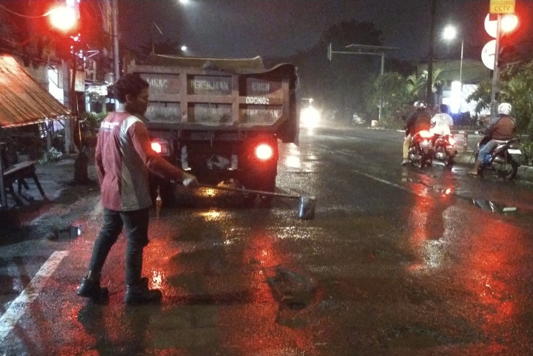 Pemerintah Kota (Pemkot) Surabaya melalui Dinas Sumber Daya Air dan Bina Marga (DSDABM) berkomitmen untuk melakukan pemeliharaan jalan di Kota Pahlawan