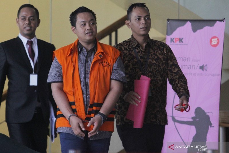 Tersangka asisten pribadi mantan Menpora Imam Nahrawi, Miftahul Ulum (tengah) berjalan meninggalkan gedung KPK usai menjalani pemeriksaan di Jakarta, Rabu (8/1/2020). KPK menyatakan berkas penyidikan Miftahul Ulum dalam kasus dugaan korupsi dana hibah dar