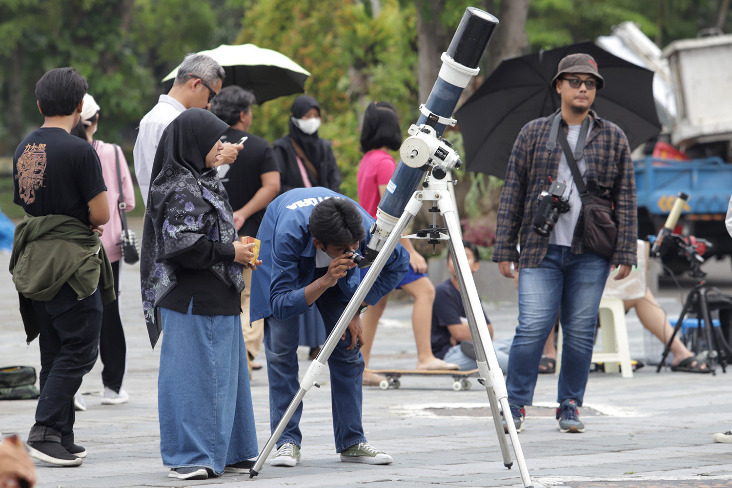 masyarakat menyaksikan Gerhana Matahari Hibrida di Taman Surya Balai Kota Surabaya, Kamis (20/4/2023)