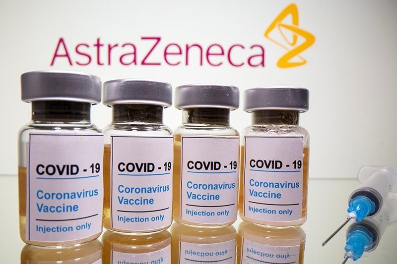 Botol dengan stiker bertuliskan, "COVID-19 / vaksin Coronavirus / Injeksi" dan jarum suntik medis terlihat di depan logo AstraZeneca yang ditampilkan dalam ilustrasi (31/10/2020). (ANTARA/REUTERS/Dado Ruvic/aa)

