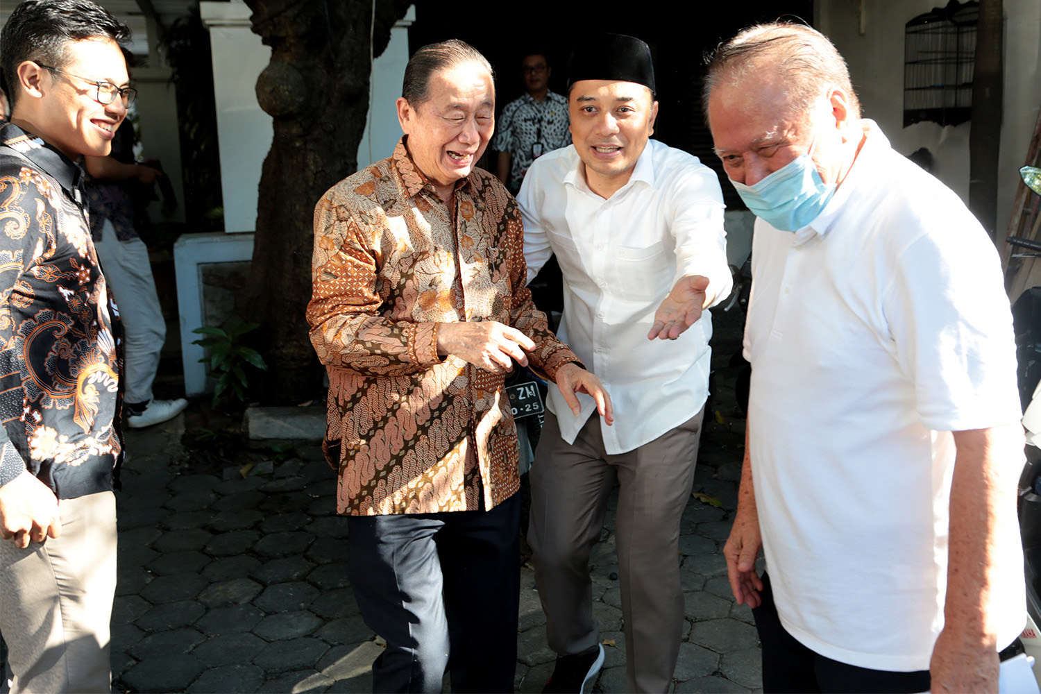 Wali Kota Surabaya Eri Cahyadi bertemu dengan para orang tua asuh yang ada di Kota Pahlawan, Jumat (9/6/2023).