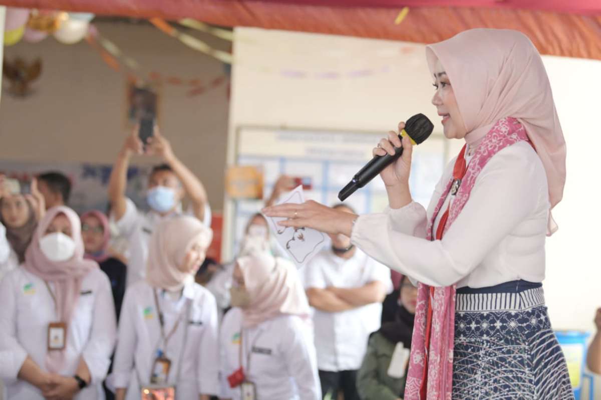etua Tim Penggerak PKK Provinsi Jawa Barat Atalia Praratya Ridwan Kamil dalam upaya pembinaan Posyandu dan pelayanan KB melaksanakan monitoring di Posyandu Flamboyan, Desa Matangaji, Kabupaten Cirebon, Rabu (25/1/2023). 