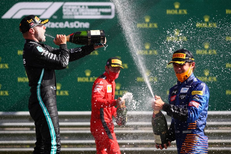 Pebalap tim Mercedes Valtteri Bottas (kiri) melakukan selebrasi setelah menjuarai Grand Prix Austria di Red Bull Ring, Minggu, (5/7/2020) bersama Charles Leclerc dari tim Ferrari (tengah) dan Lando Norris dari tim Mclaren (kanan). Mark Thompson/Pool via R