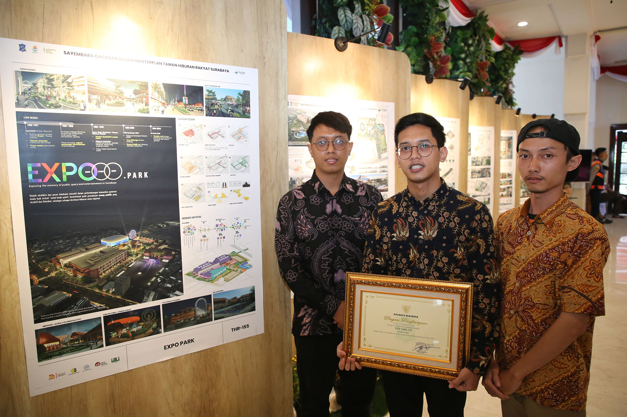 Pemerintah Kota (Pemkot) Surabaya mengumumkan pemenang sayembara gagasan desain Taman Hiburan Rakyat-Taman Remaja Surabaya (THR-TRS) dalam acara penghargaan di Lobby Balai Kota Lantai 2, Selasa (10/9)