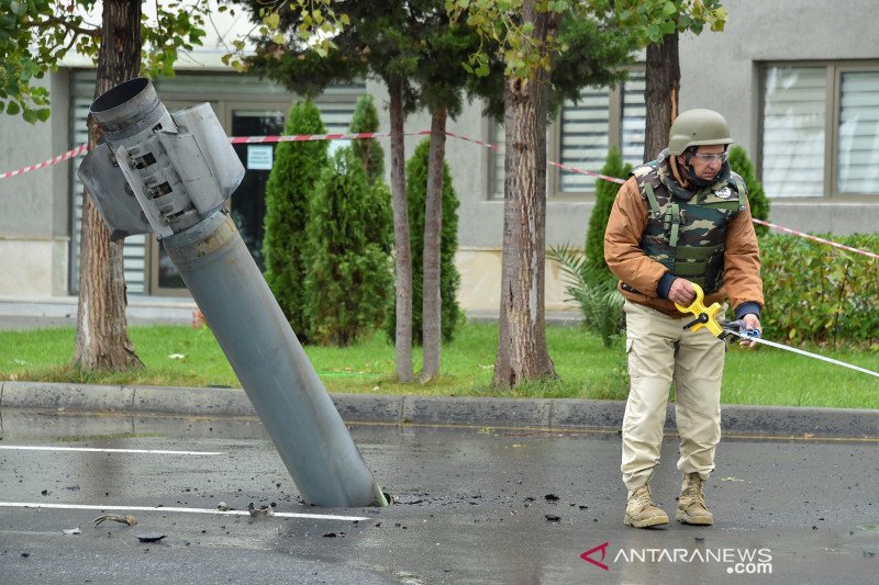 Anggota gegana berada di sebelah roket BM-30 Smerch yang tidak meledak diduga ditembakkan oleh pasukan Armenia pada pertempuran akibat pemisahan diri wilayah Nagorno-Karabakh, dekat Pembangkit Listrik Tenaga Air Mingachevir di kota Mingachevir, Azerbaijan