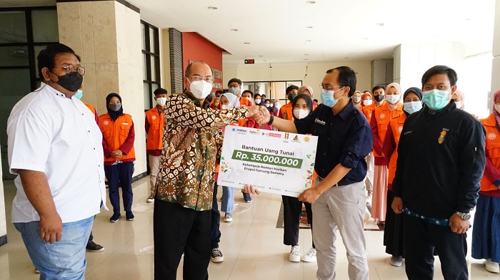 Rektor UM Surabaya, Sukadiono saat acara pemberangkatan mahasiswa relawan kebencanaan erupsi Semeru