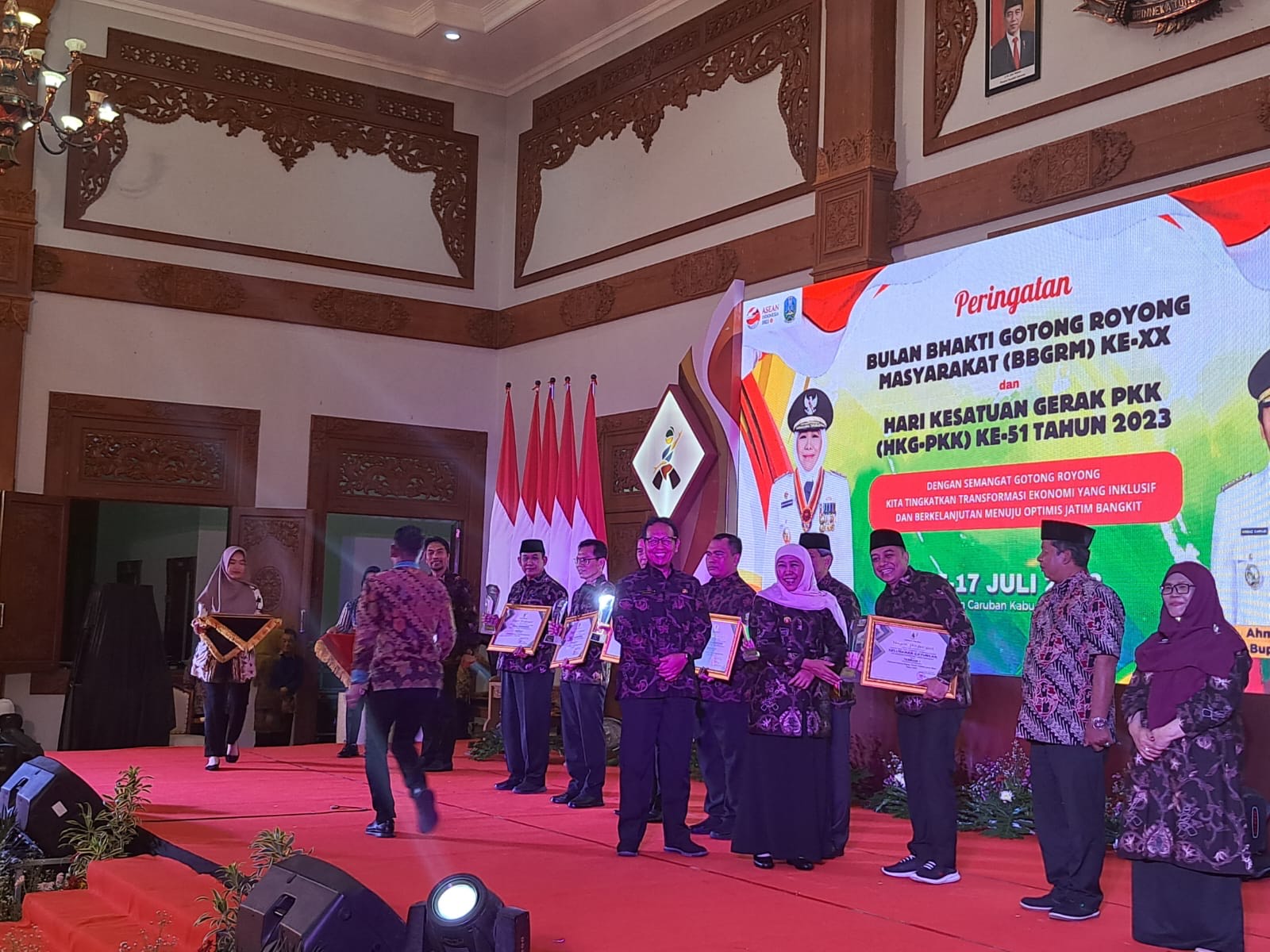 Wali Kota Surabaya Eri Cahyadi menerima penghargaan Kategori Kelurahan Terbaik I dalam Puncak Peringatan Bulan Bakti Gotong Royong Masyarakat XX dan Hari Kesatuan Gerak PKK Ke 51 Tahun 2023 di Pendopo Ronggo Jumeno Caruban, Kabupaten Madiun, Minggu (16/7/