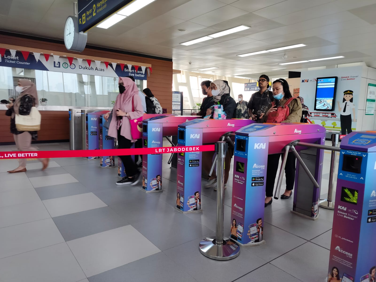 sejumlah plafon stasiun mengalami kebocoran, namun kondisi tersebut tidak menganggu area pelayanan secara keseluruhan.