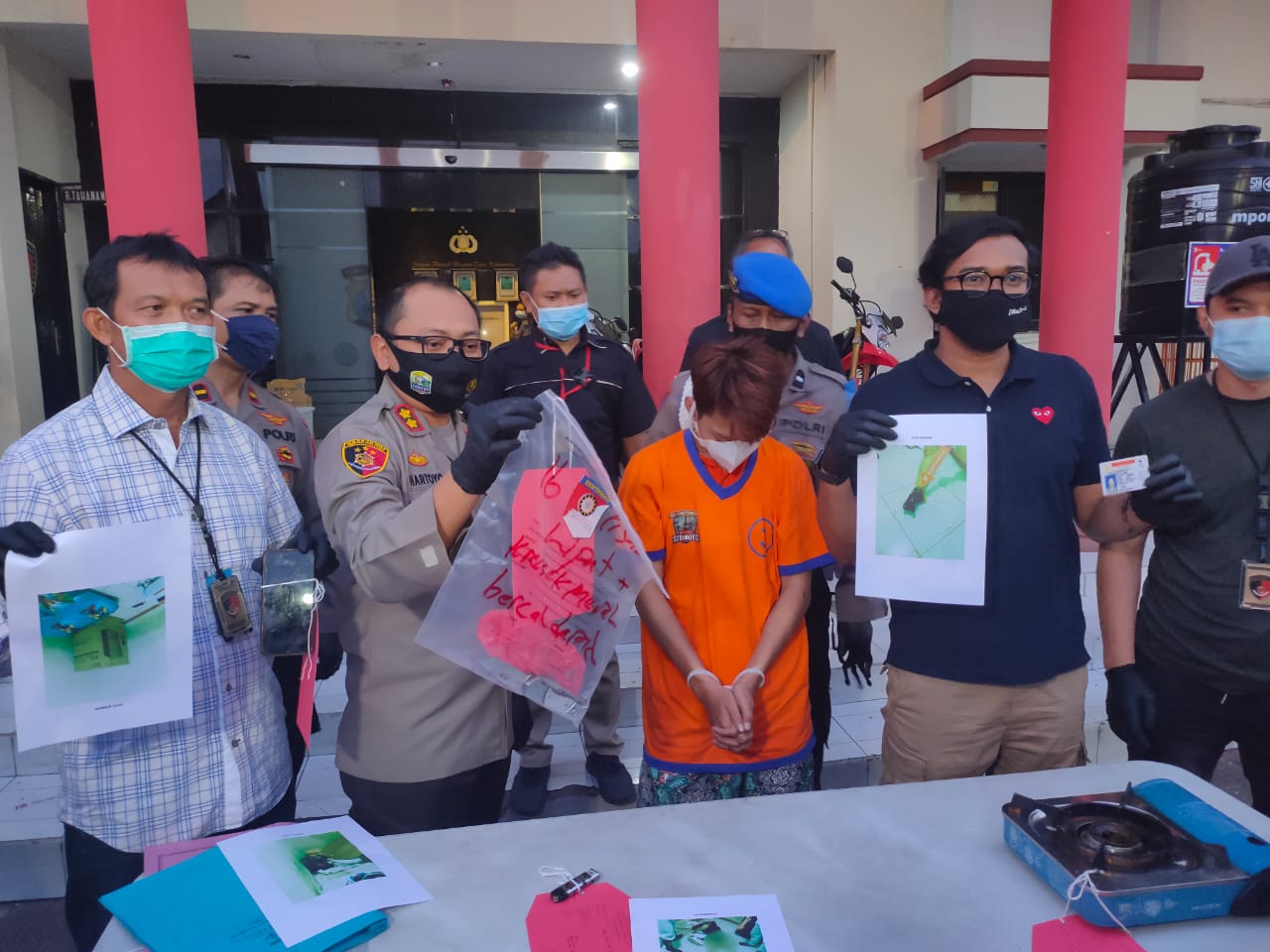TERTUNDUK: Pelaku bernama Yusron (19) ini diringkus dalam waktu kurang dari 24 jam. Ia diringkus di rumah keluarganya di kawasan Mojokerto. | HMP/JEMMI