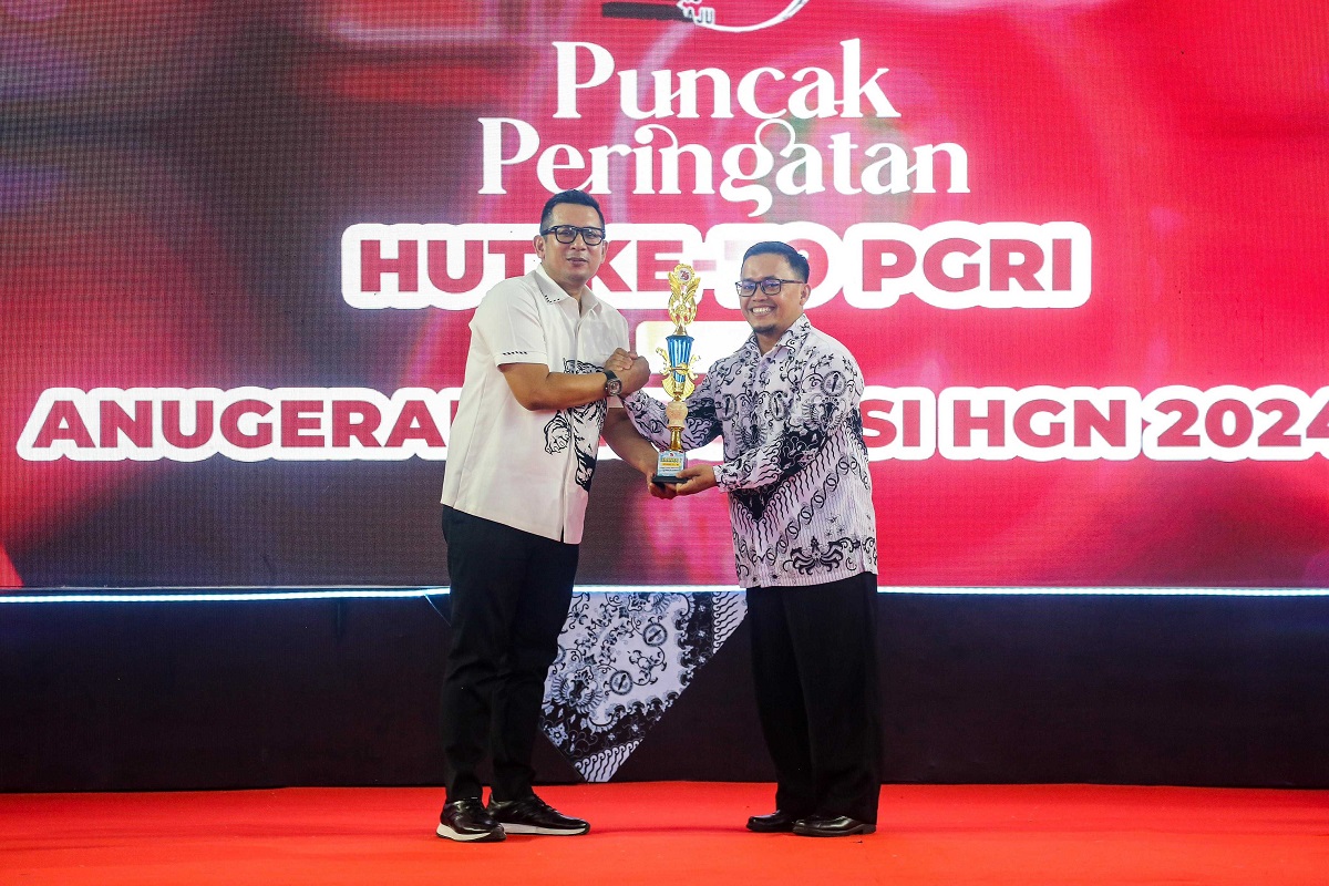 Pj.Wali Kota Mojokerto memberikan penghargaan kepada salah satu guru yang berprestasi