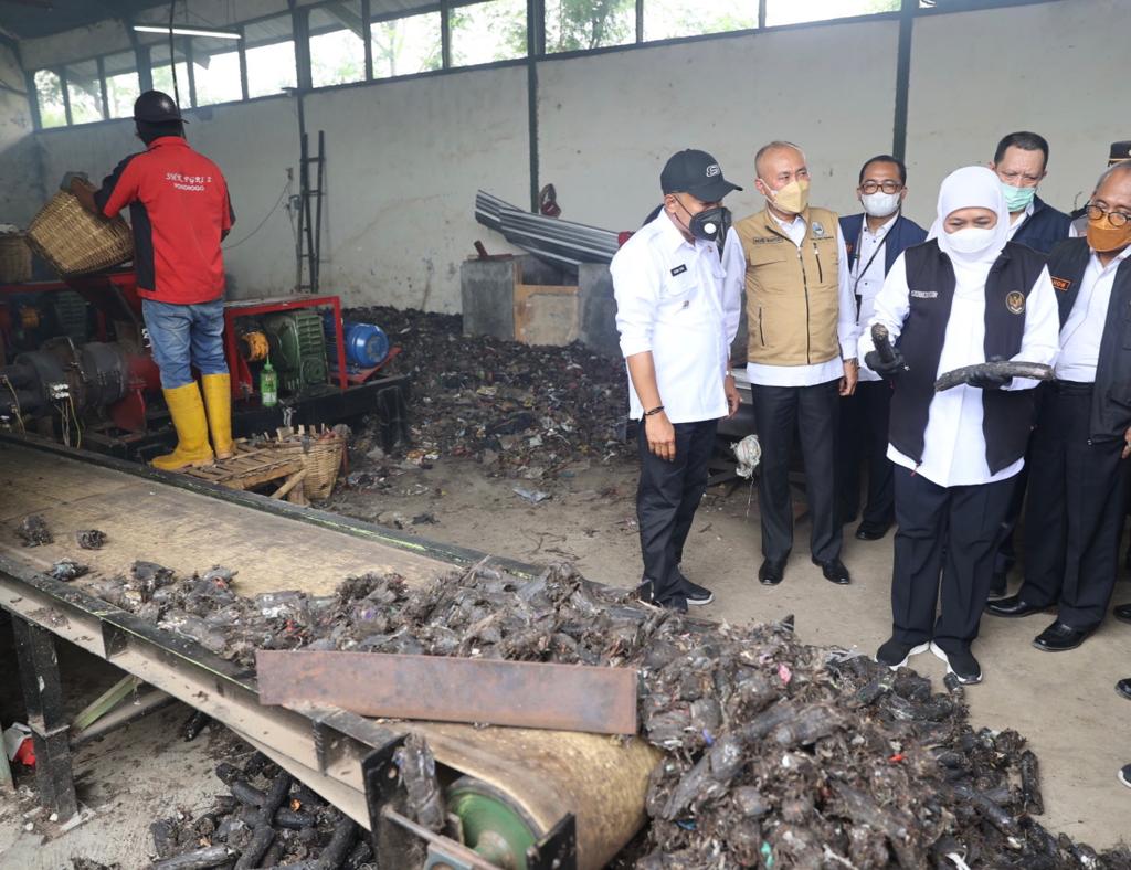 Gubernur Jawa Timur, Khofifah Indar Parawansa meninjau inovasi pengolahan sampah yang ditelurkan SMK Ponorogo berupa pengolahan sampah Refuse Derived Fuel (RDF) sebagai pengganti batu bara.