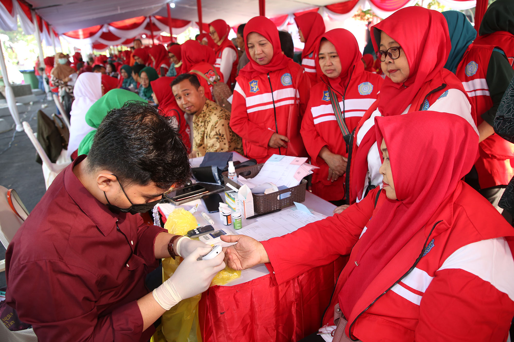 Pemkot Surabaya mengadakan bakti sosial (baksos) terintegrasi di halaman Balai Kota pada Kamis (22/8/2024). 
