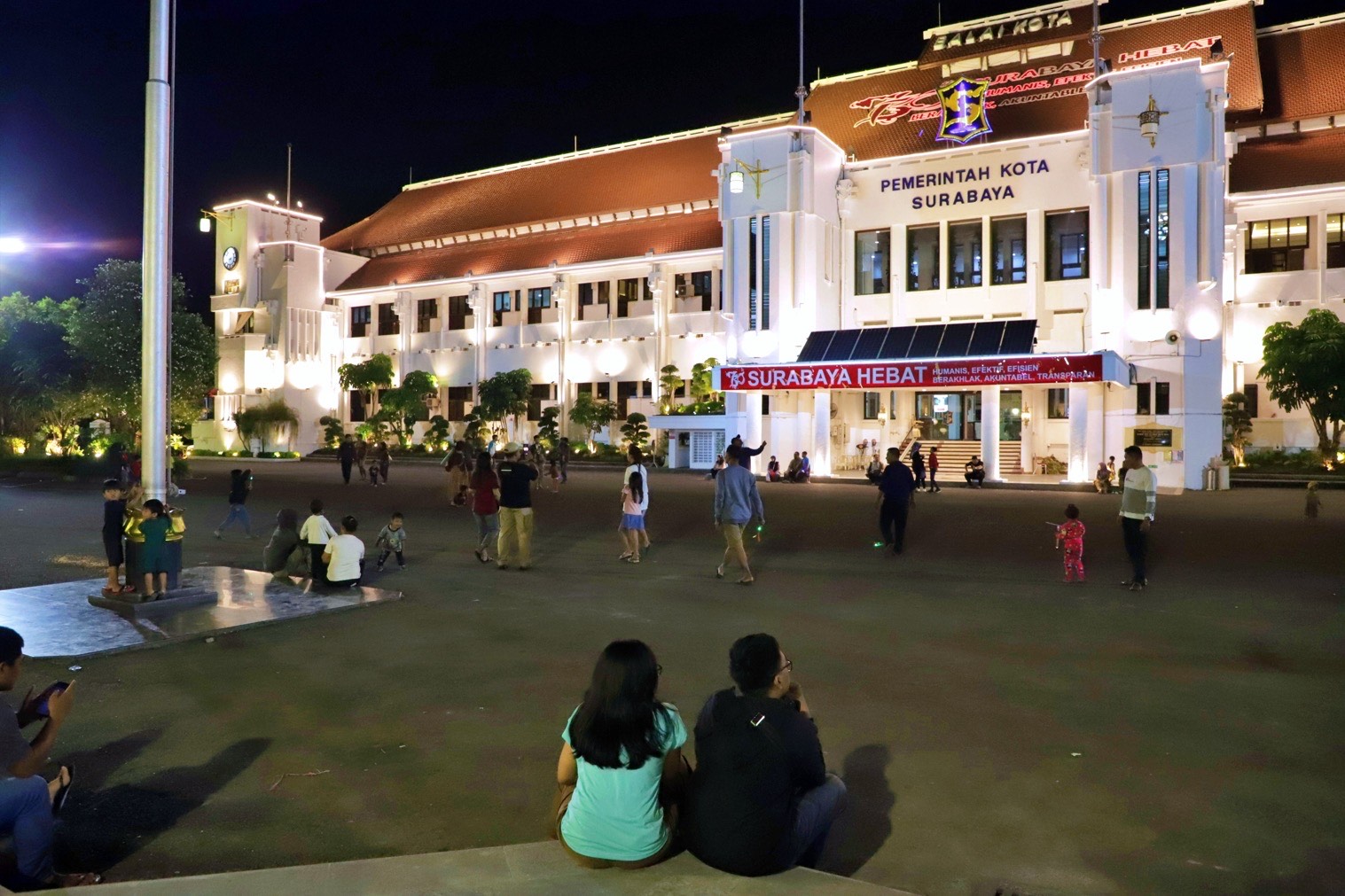Setelah Taman Surya dibuka untuk umum pada Rabu (31/5/2023) malam, kini taman yang berada di halaman Balai Kota Surabaya itu tidak pernah sepi pengunjung.